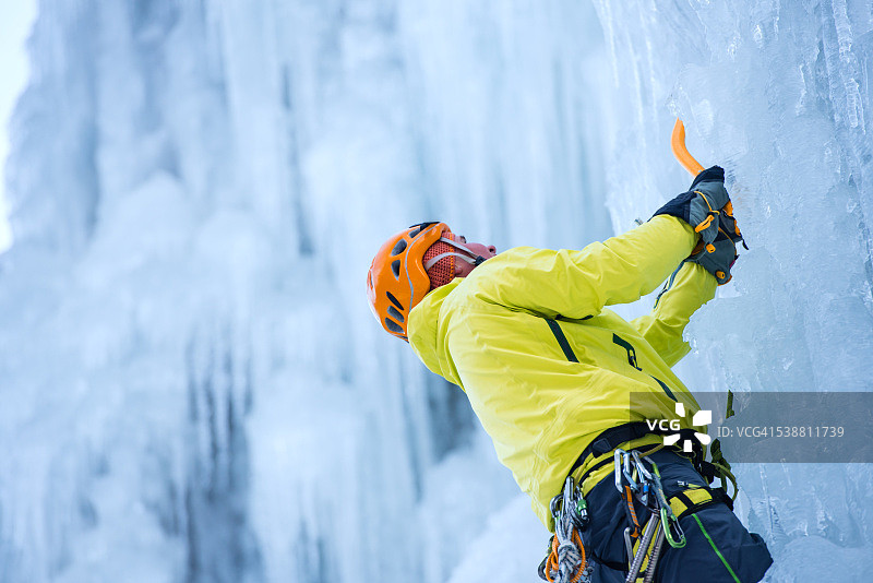 冰攀登者攀登结冰的瀑布图片素材
