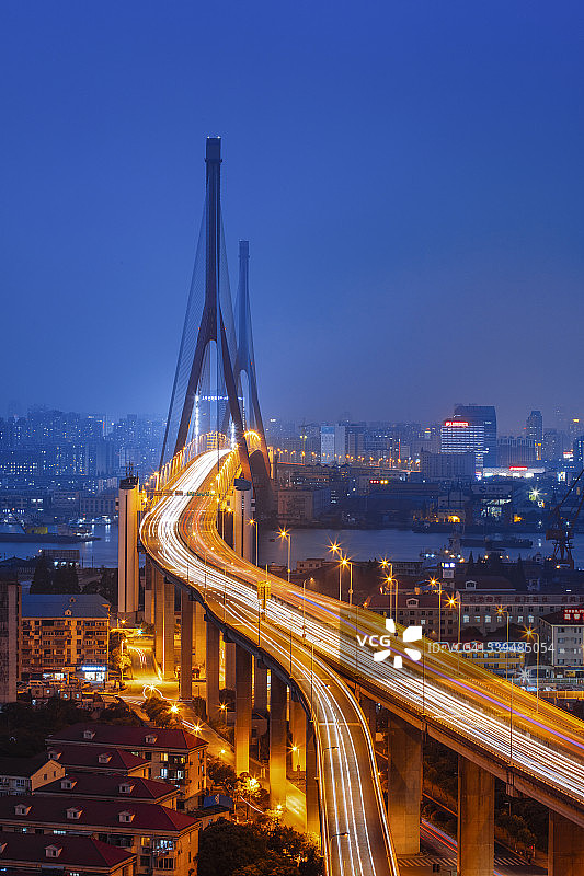 晚上的上海天际线和杨浦大桥图片素材