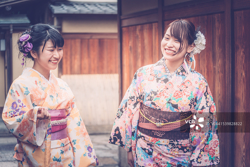 快乐的日本妇女在和服笑，京都，日本图片素材