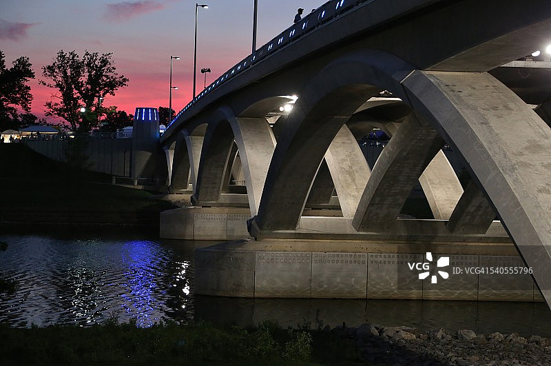 美国俄亥俄州哥伦布市，灯光桥上的城市天际线图片素材