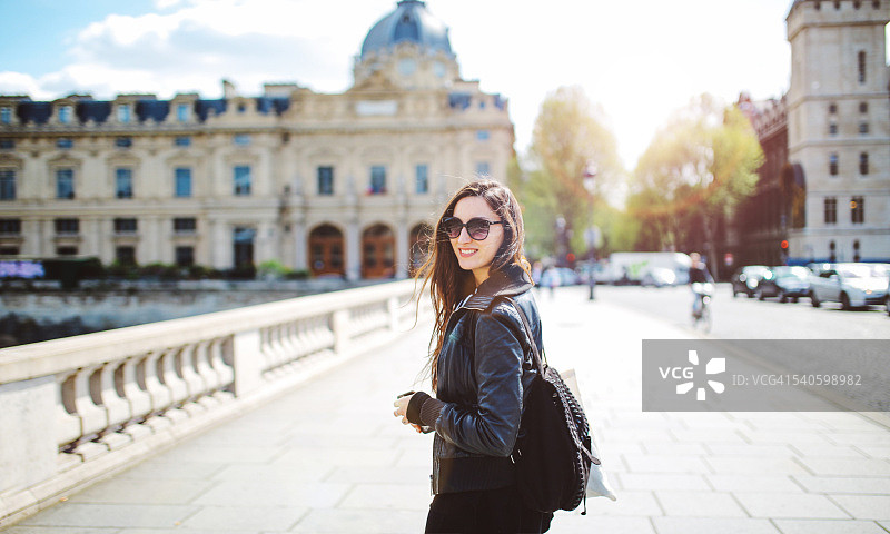 一个年轻的巴黎女子在散步图片素材