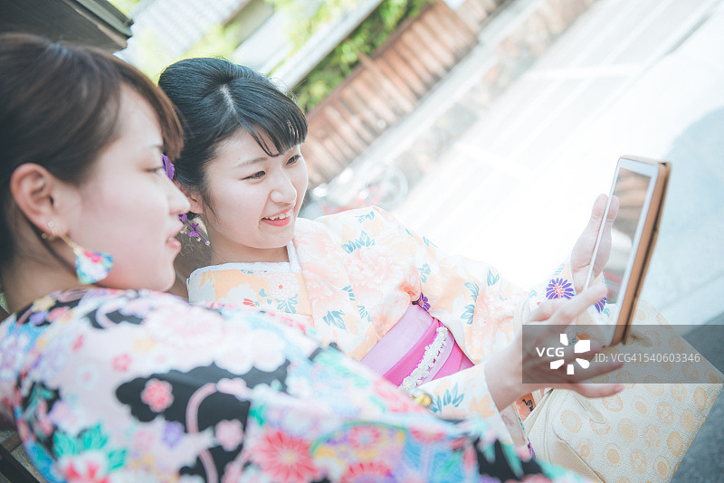 美丽微笑的日本妇女在和服冲浪，京都，日本图片素材