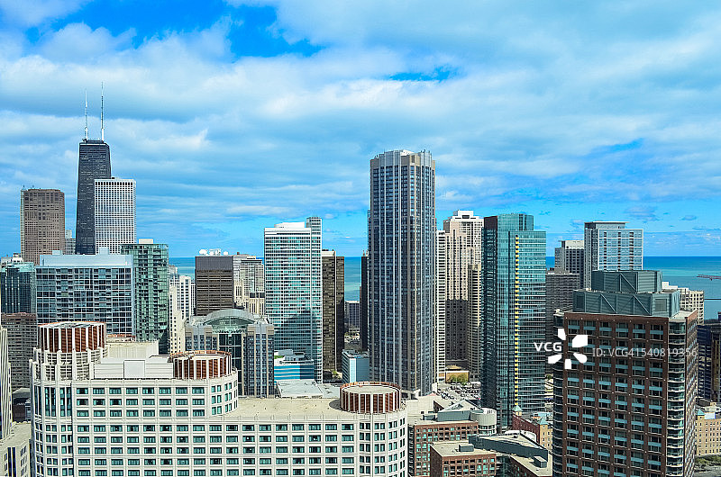 摩天大楼林立的芝加哥，约翰汉考克中心和美国伊利诺斯州的密歇根湖图片素材