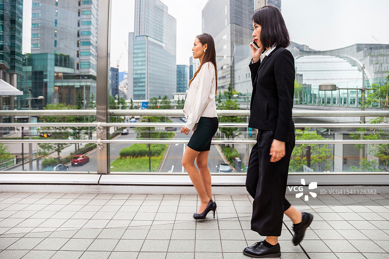 在东京市中心，女性步行去办公室图片素材
