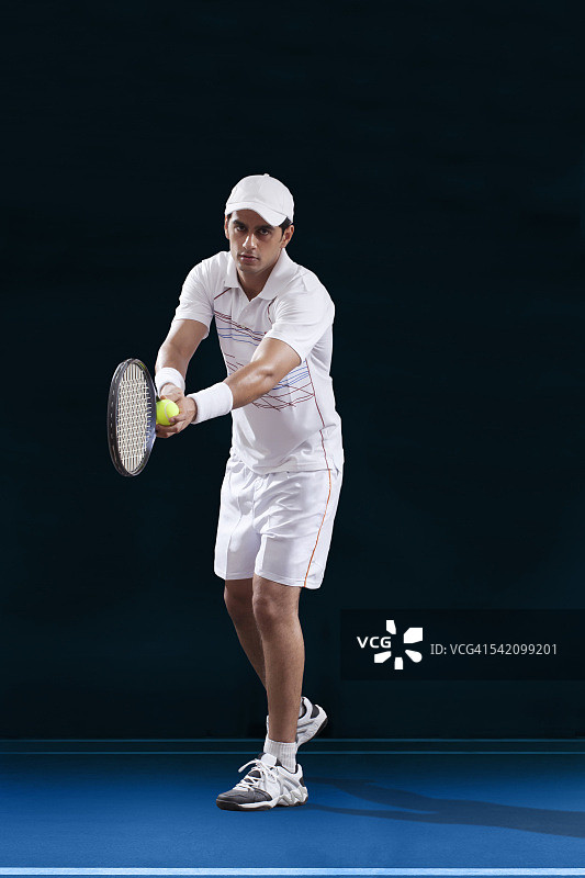 男子网球运动员准备发球的全身姿势图片素材