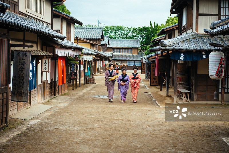 在古老的日本村庄的乡村景色与木房子图片素材