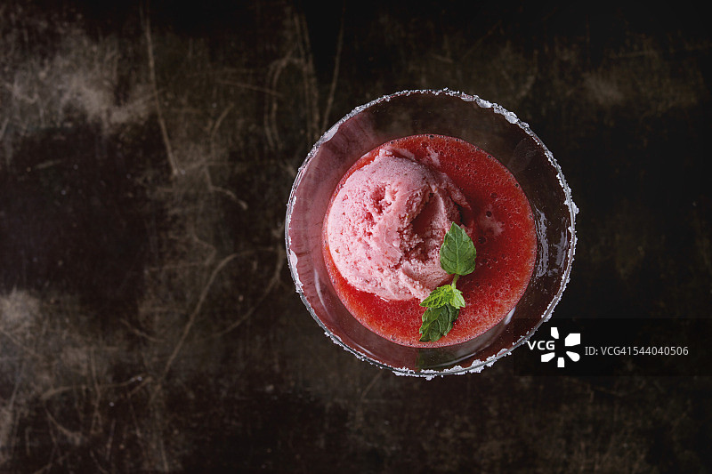 一杯草莓甜点和冰沙图片素材