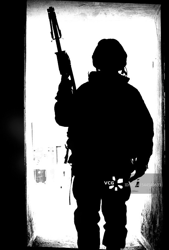 伊拉克秃鹰营门口一名英国士兵的剪影。图片素材