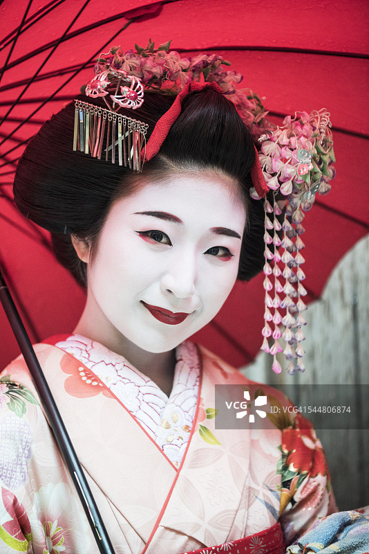 日本舞妓的肖像在传统的化妆和和服图片素材