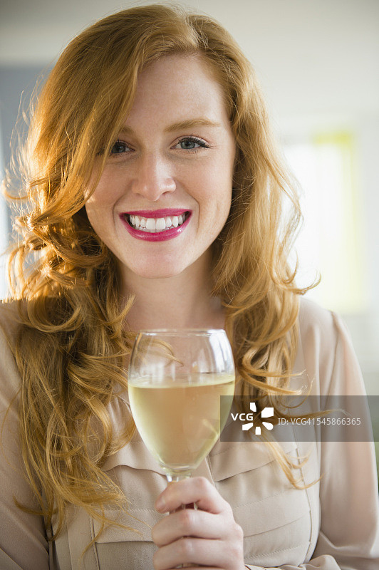 美国，新泽西州，一个漂亮女人拿着酒杯的肖像图片素材