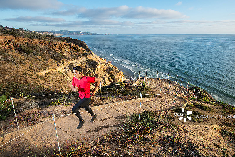《大西洋上的悬崖上的西班牙裔赛跑者》图片素材