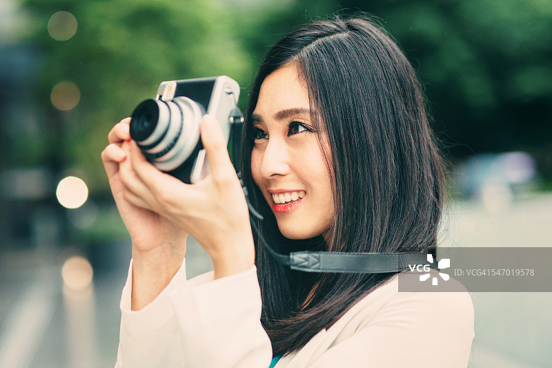 一个正在拍照的日本女人图片素材