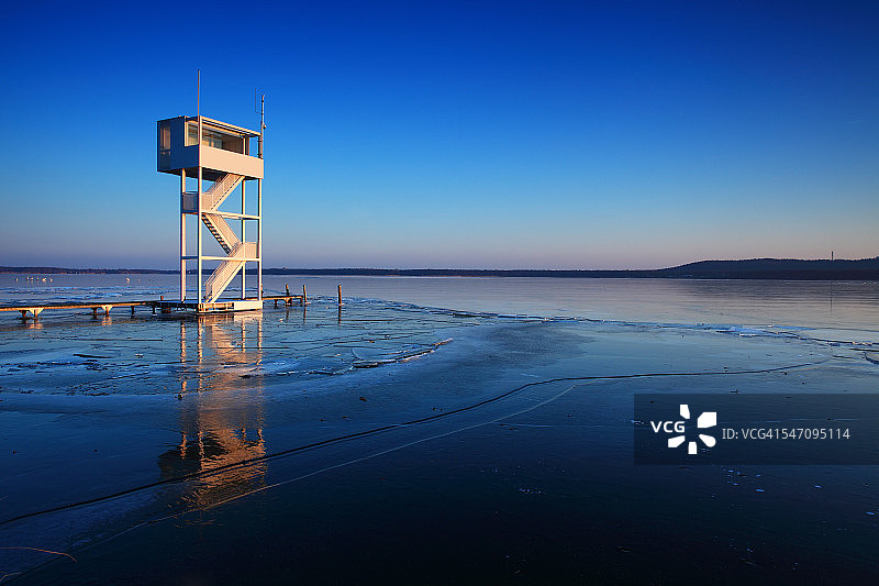 柏林冰湖，有救生员塔图片素材