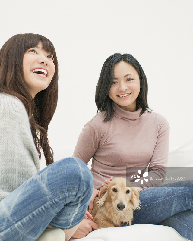 两个女人和宠物狗图片素材