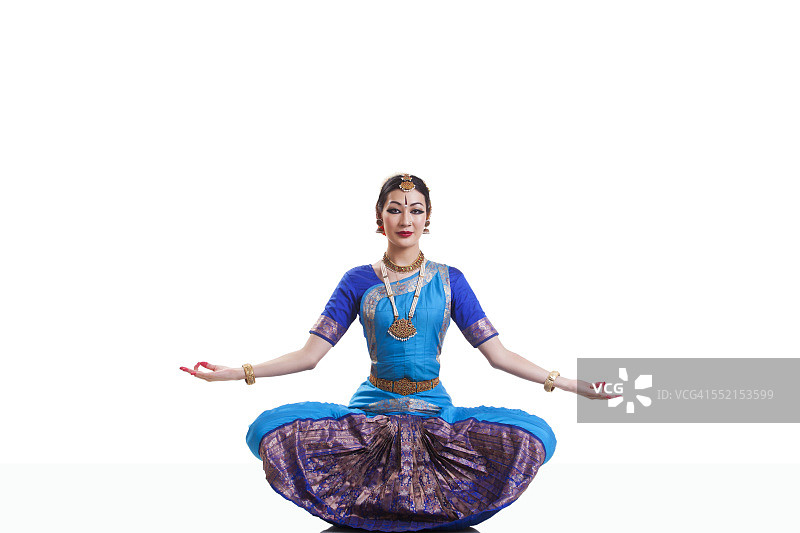 全身像的舞者表演婆罗多纳托姆在白色的背景图片素材