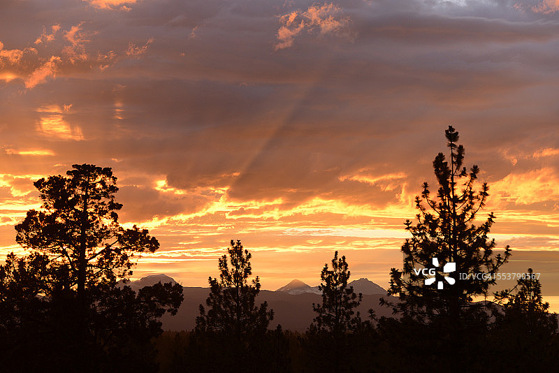 日落，喀斯喀特山脉，俄勒冈州图片素材