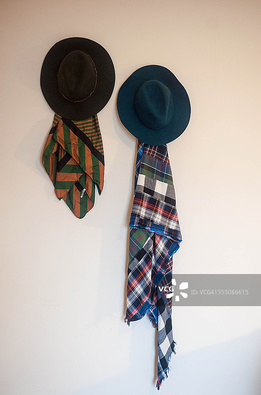 墙上挂着两顶帽子和围巾图片素材