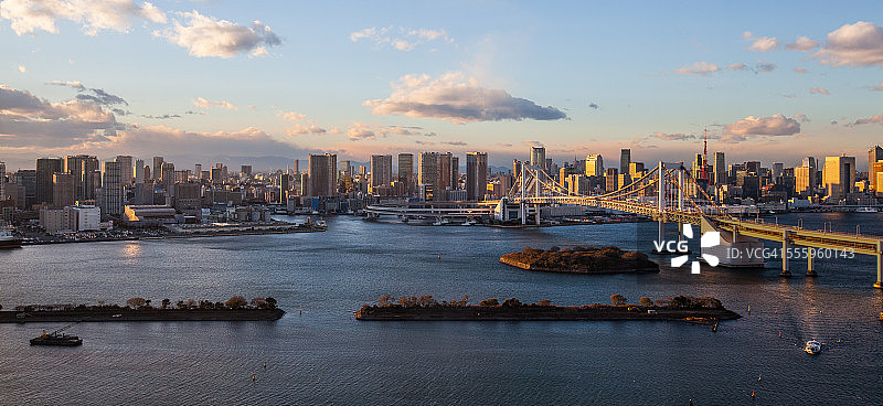 日落前的东京和彩虹桥图片素材