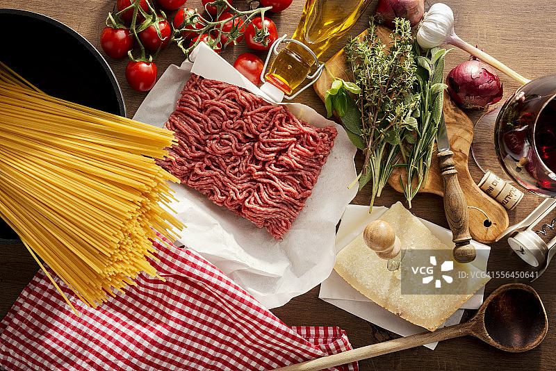意大利面，番茄，肉末，香草和奶酪的配料图片素材