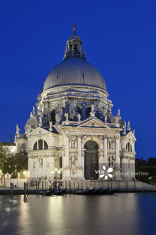 意大利，威尼斯，大运河上的圣玛丽亚敬礼大教堂，夜间灯火通明图片素材