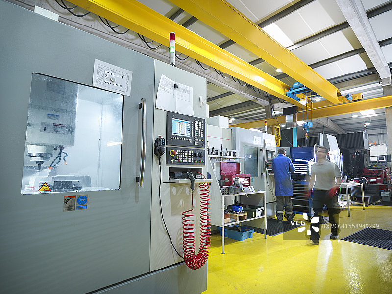 塑料工厂大型数控机床的工人图片素材