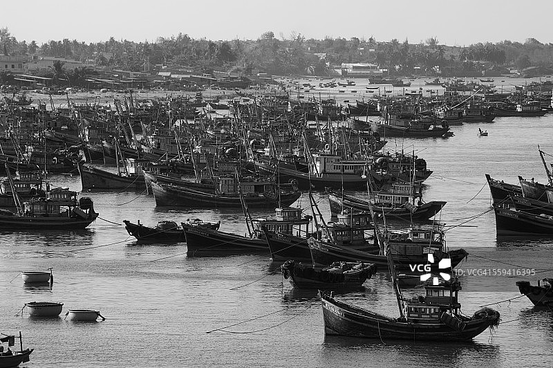 黑与白的渔村:梅奈图片素材