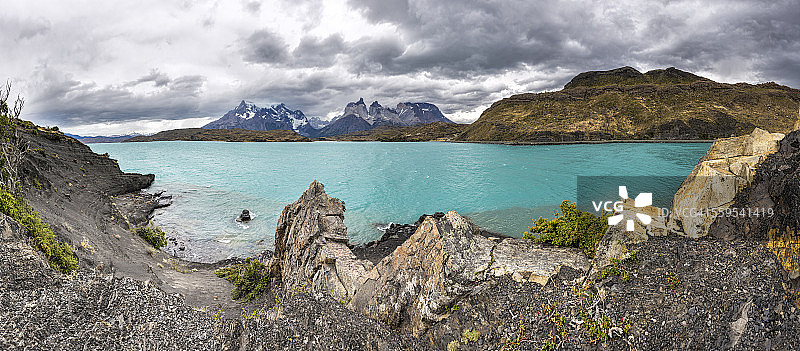 智利，科迪勒拉德尔潘恩，佩霍湖和托雷斯德尔潘恩在背景图片素材