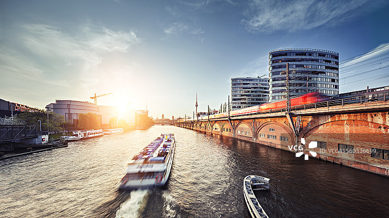 日落时的东柏林城市景观，有轮船和火车图片素材