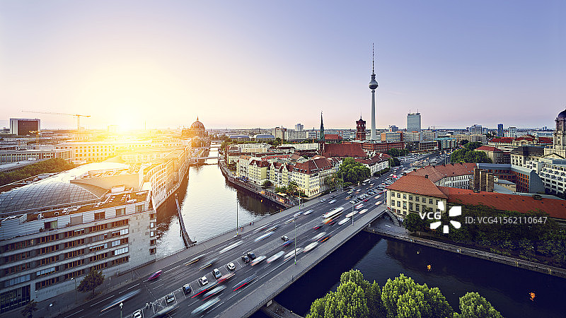 日落柏林城市景观与电视塔图片素材