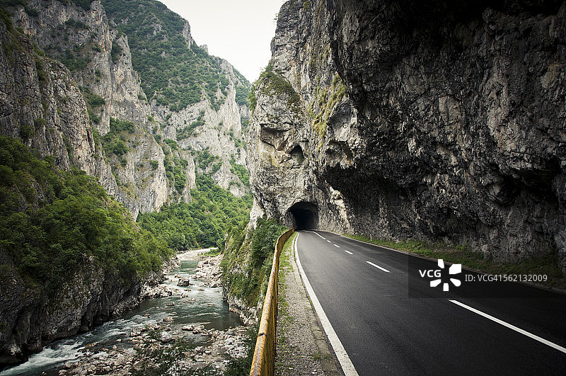 黑山峡谷中的山路隧道图片素材
