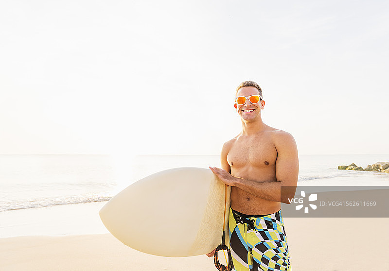 美国，佛罗里达，西棕榈滩，海滩上冲浪者的肖像图片素材