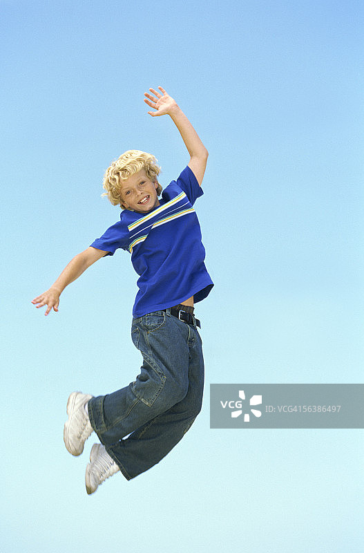一个男孩在半空中跳的肖像图片素材