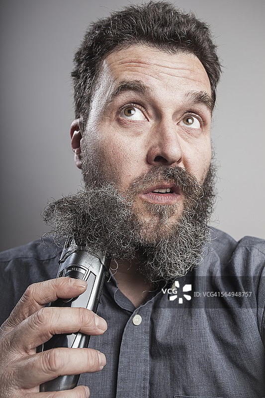 一个成熟的男人移动他的大胡子的肖像图片素材