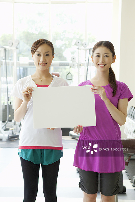 描绘两个在健身房微笑的女人图片素材