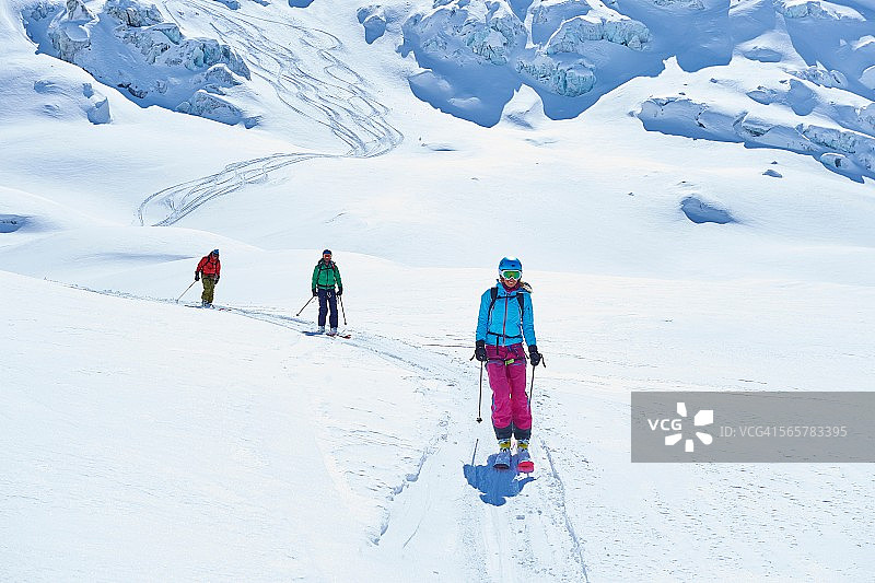 一行三个成年滑雪者滑雪勃朗峰，格拉安阿尔卑斯山，法国图片素材