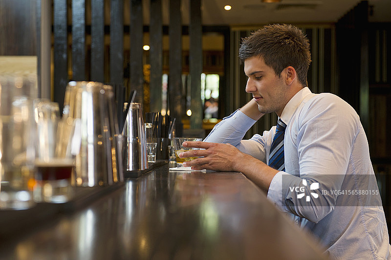孤独的西班牙商人在酒吧喝酒图片素材