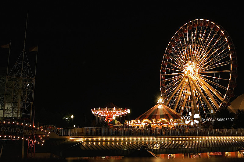 美国伊利诺斯州芝加哥，海军码头公园，摩天轮在夜晚亮起图片素材