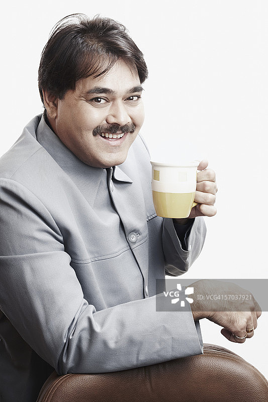 一个商人拿着一杯茶的肖像图片素材