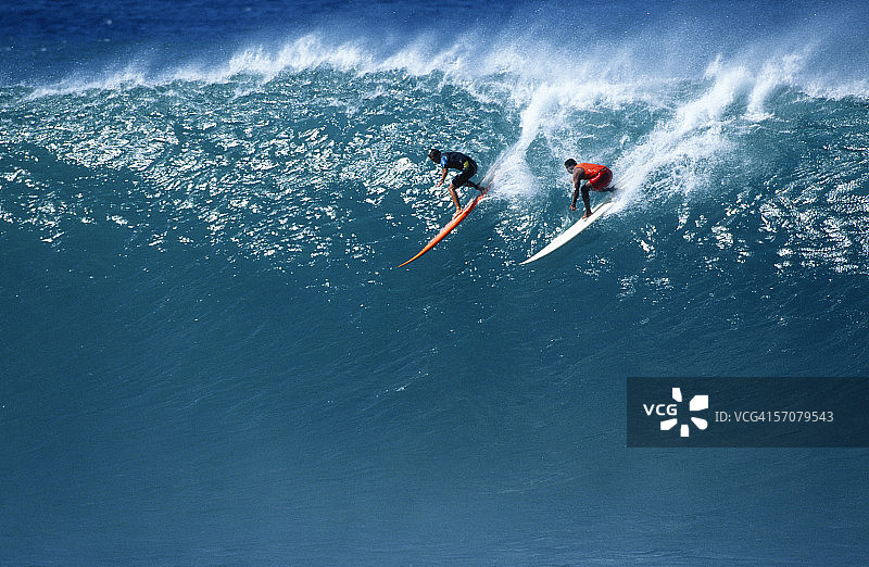两个冲浪者乘着巨浪图片素材