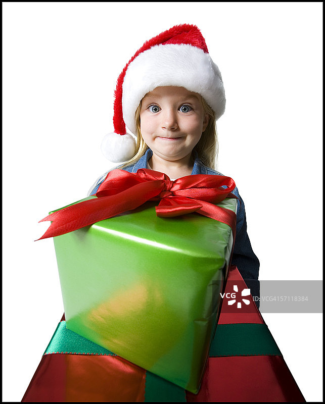一个拿着圣诞礼物的女孩的肖像图片素材