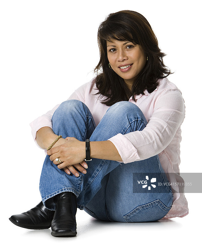 一个坐在地板上微笑的女人的肖像图片素材