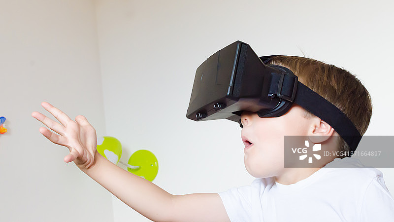 小男孩使用VR头盔图片素材