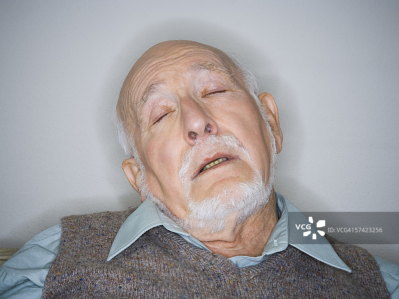 一个老年人睡觉的特写图片素材