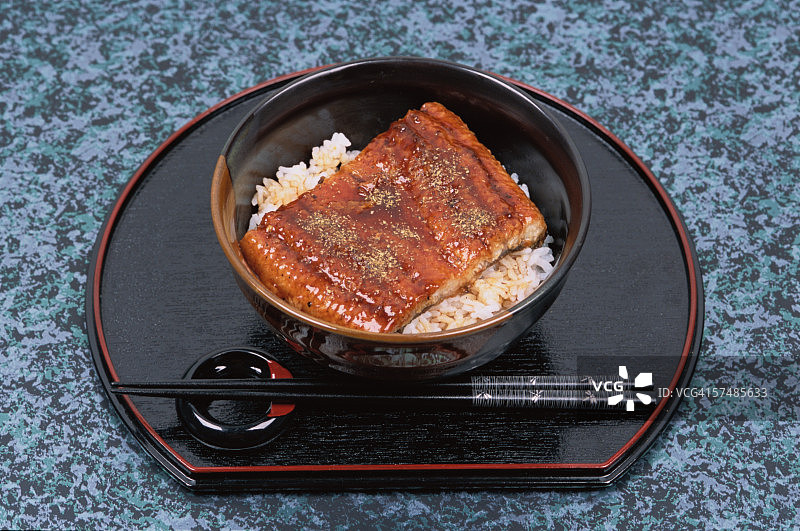 盘子里的鳗鱼和米饭(Unagi don)，高角度视图图片素材