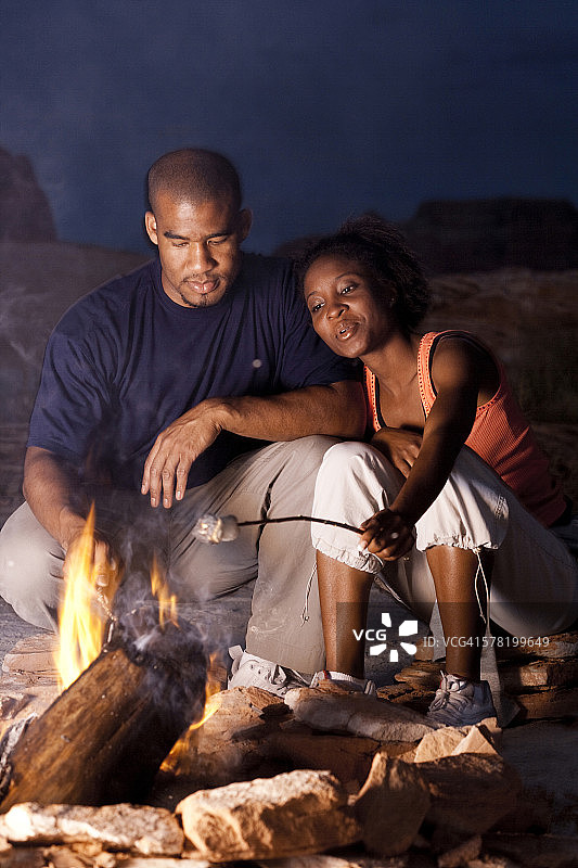 一对夫妇晚上坐在篝火前图片素材