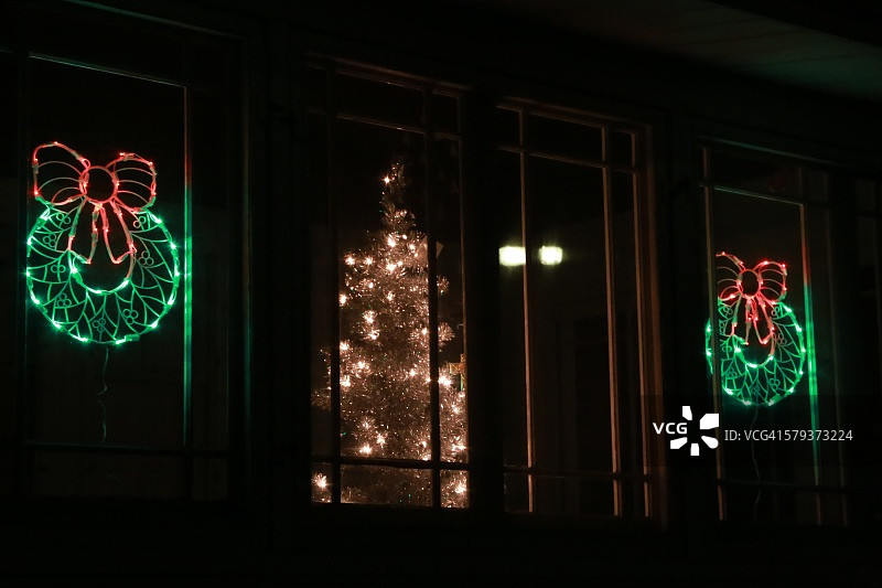 圣诞节的节日橱窗陈列着五颜六色的彩灯图片素材