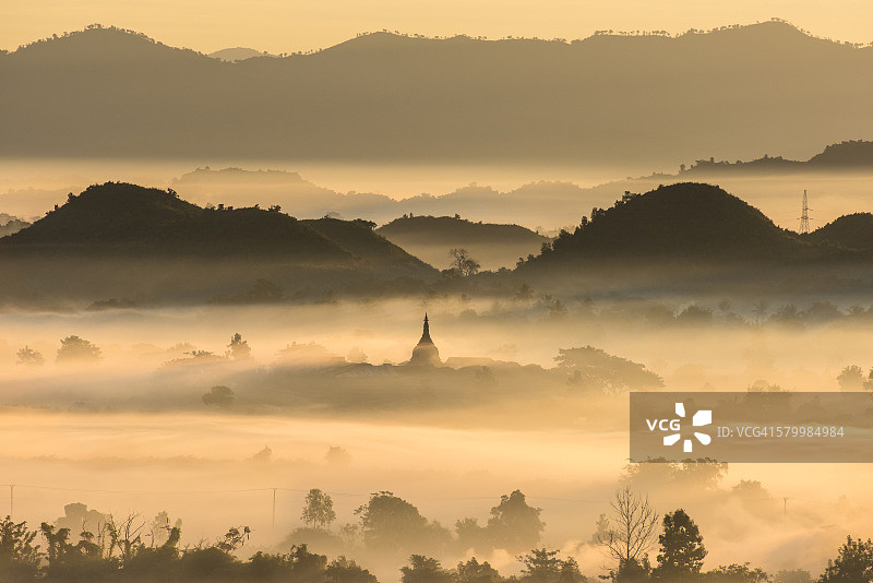 缅甸Mrauk U，迷雾中的宝塔和寺庙。早上的时候。图片素材