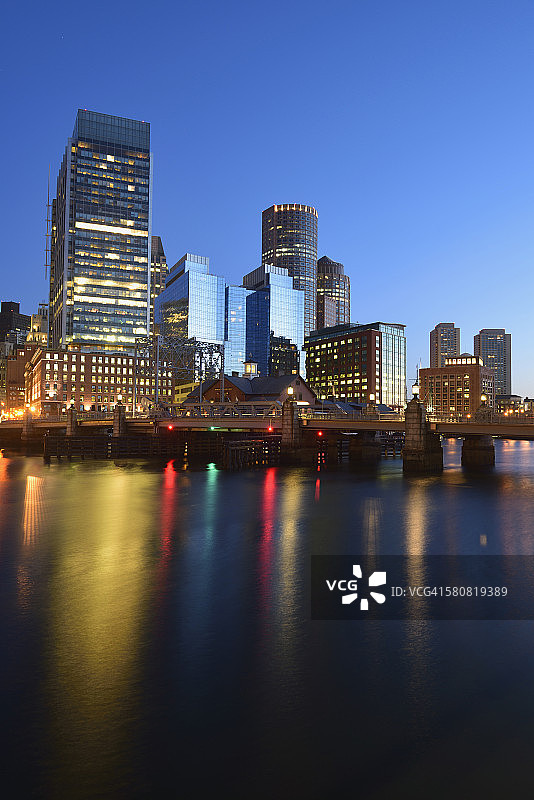 美国，马萨诸塞州，波士顿，岬堡海峡，滨水和桥梁黎明图片素材