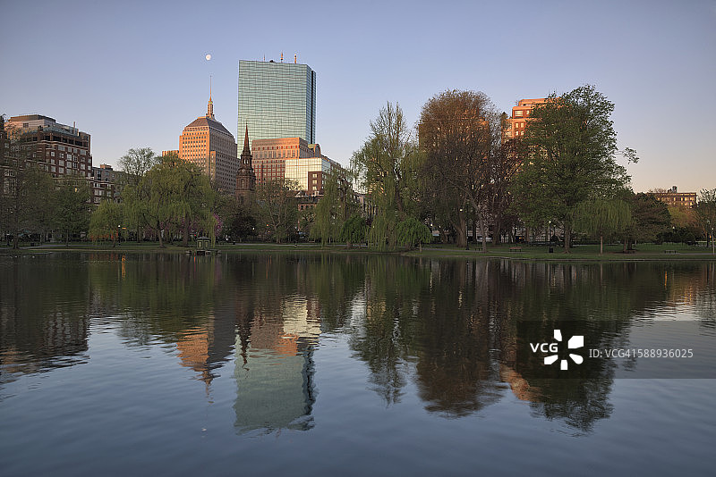 马萨诸塞州，波士顿，建筑科普利广场在波士顿公共花园池塘图片素材