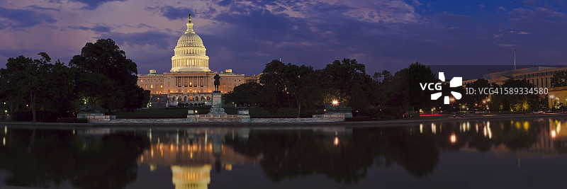 华盛顿特区的美国国会大厦和夜晚的倒影池图片素材
